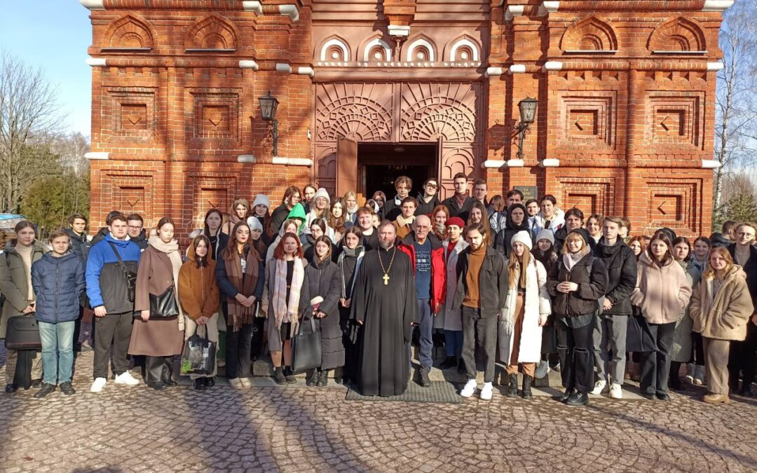 Студенты Российского государственного университета туризма и сервиса посетили храм Пушкинского благочиния