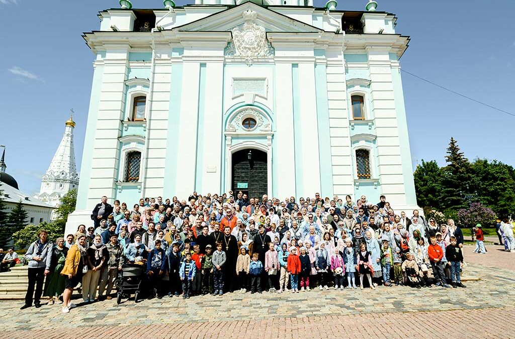 Более 200 прихожан Троицкого храма г. Пушкино посетили святые места, связанные с преподобным Сергием Радонежским