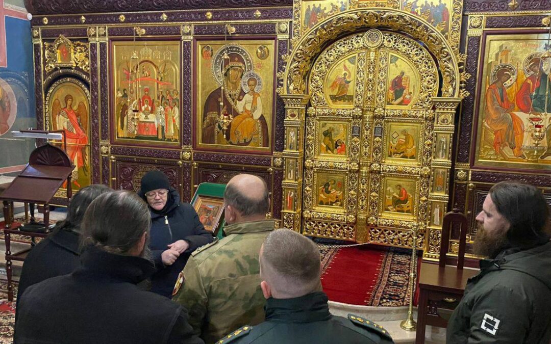 Окормляемые Пушкинским благочинием военнослужащие помолились перед святынями в Серпухове