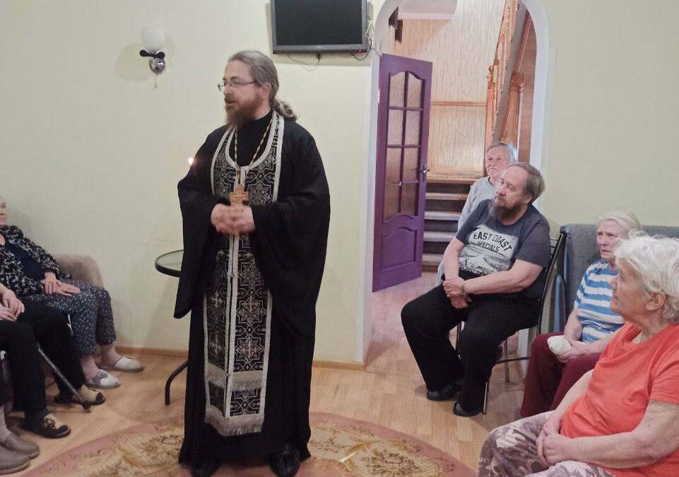 Священник из д. Костино встретился с постояльцами пансионатов для престарелых